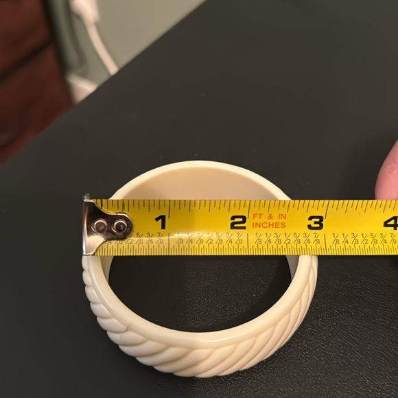 Vintage Plastic Bangle Bracelet, White, Scalloped, Genuine Lucite, Retro, Boho - Picture 9 of 9